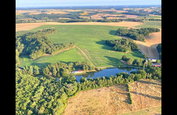 Grande propriété avec étang, une charmante maison de 2 chambres, un chalet et 2 mobil-homes, camping.
